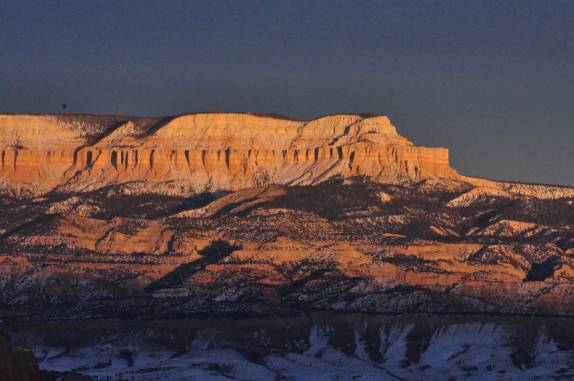 O solo amarelado, ainda mais realçado pela luz de fim de tarde, no Bryce Canyon National Park, em Utah, nos Estados Unidos